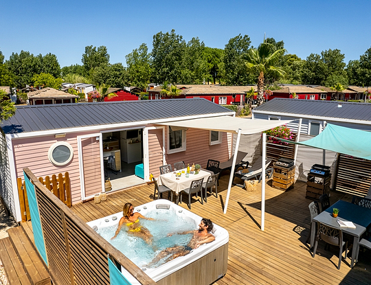Camping Californie Plage - Hébergements - Mobil-home Caïcos Spa Tribu Premium - Terrasse double avec spa