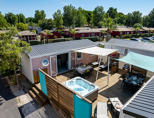Camping Californie Plage - Hébergements - Mobil-home Caïcos Spa Tribu Premium - Vue aérienne de la terrasse avec le spa privatif