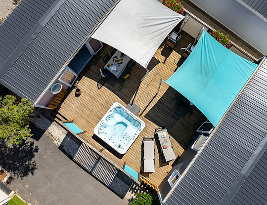 Camping Californie Plage - Hébergements - Mobil-home Caïcos Spa Tribu Premium - Vue aérienne de la grande terrasse