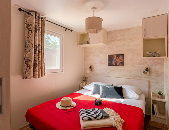 Campingplatz Californie Plage -- Mietunterkünfte - Mobilheim Cap\'tain Sparrow Premium - Zimmer mit einem Doppelbett