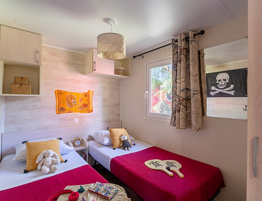 Camping Californie Plage - Accommodaties - Stacaravan Cap\'tain Sparrow Premium - Slaapkamer met twee eenpersoonsbedden