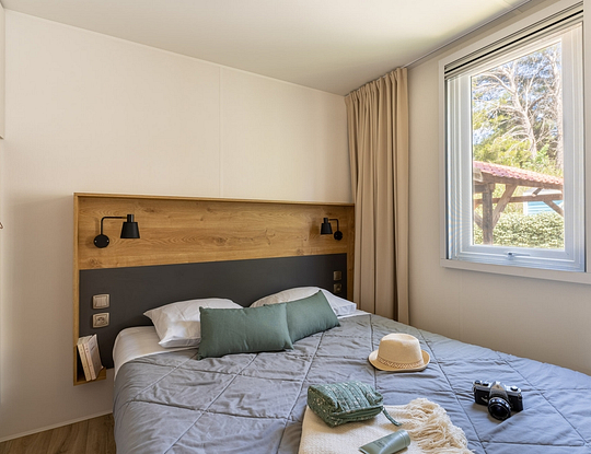 Camping Californie Plage - Accommodaties - Stacaravan Curacao Prestige - Slaapkamer met groot tweepersoonsbed