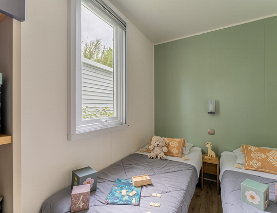 Campingplatz Californie Plage -- Mietunterkünfte - Mobilheim Curacao Prestige - Zimmer mit zwei Einzelbetten