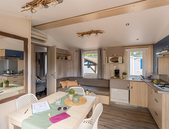 Camping Californie Plage - Accommodation - Maho Prestige mobile home - Living/dining area and fully equipped kitchen