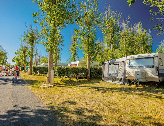 Camping Californie Plage - Hébergements - Emplacement Premium de 95 m² pour caravanes et tentes