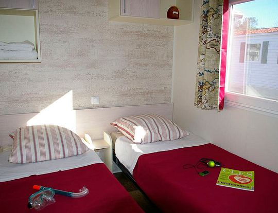 Campingplatz Californie Plage -- Mietunterkünfte - Mobilheim Cap\'tain Sparrow Premium - Zimmer mit zwei Einzelbetten