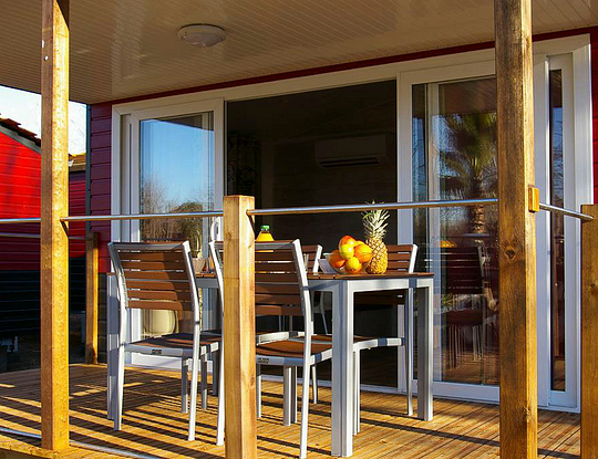 Camping Californie Plage - Accommodaties - Stacaravan Cap\'tain Sparrow Premium - Terras en tuinmeubelen