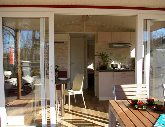 Camping Californie Plage - Accommodaties - Stacaravan Cap\'tain Sparrow Premium - Uitzicht op de woonkamer vanaf het terras