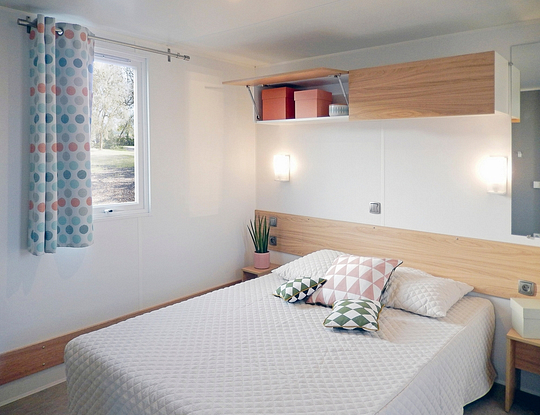 Camping Californie Plage - Hébergements - Mobil-home Cap\'tain Sparrow Premium - Chambre avec un grand lit double