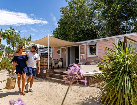 Camping Californie Plage - Hébergements - Mobil-home Caïcos Premium - Extérieure et terrasse de la location
