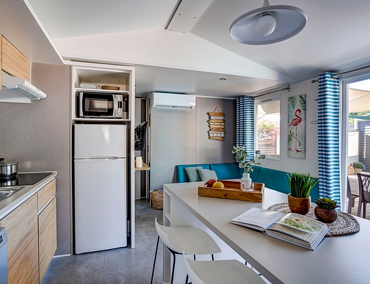 Campingplatz Californie Plage - Mietunterkünfte - Mobilheim Caïcos Premium - Wohnzimmer und Küche