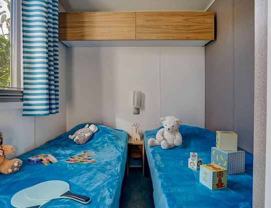 Camping Californie Plage - Accommodaties - Stacaravan Caïcos Premium - Slaapkamer met twee eenpersoonsbedden