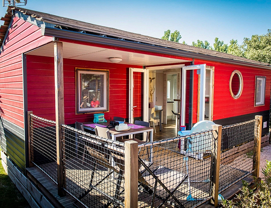 Camping Californie Plage - Hébergements - Mobil-home Cap\'tain Crochet 4 personnes  - Vue de la terrasse et du séjour
