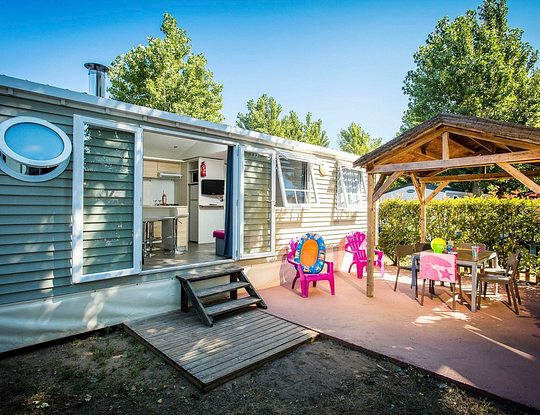 Camping Californie Plage - Hébergements - Mobil-home Maho Prestige - Vue de la terrasse couverte