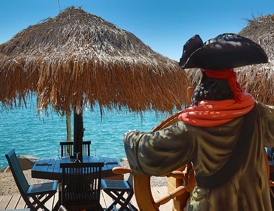 Camping Californie Plage - Galerie photo - Table en bord de plage au Bar-restaurant Le Beach\" aà la decoration dans le thème de la piraterie