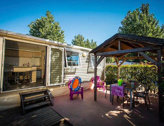 Camping Californie Plage - Hébergements - Mobil-home Tiki Hut - Vue de la terrasse couverte