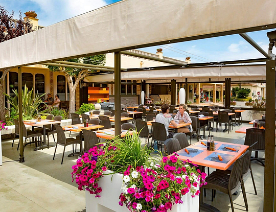 Amfora campsite - Bars and restaurants - Restaurant terrace in bloom