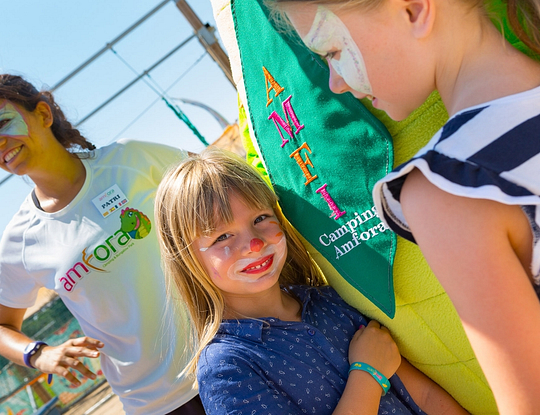 Amfora campsite - Everything for children - Face painting session with kids club activity leaders