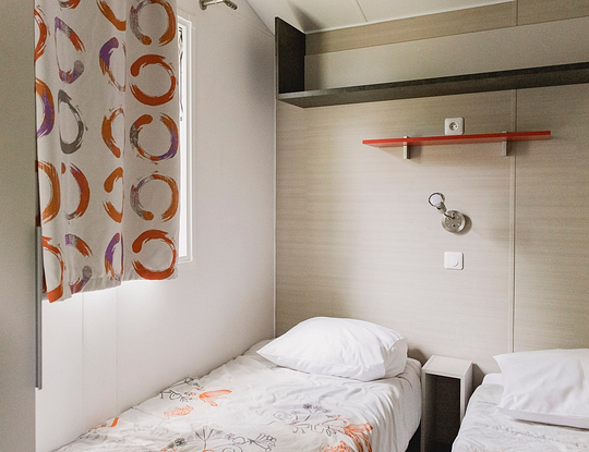 Camping Zelaia - Mobil-home confort 4 personnes - Chambre avec 2 lits simple