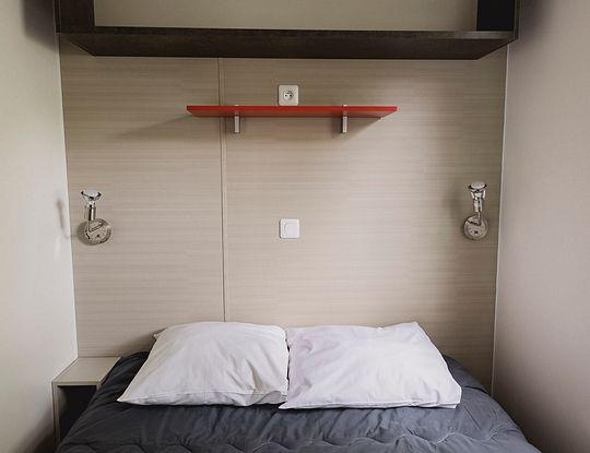Camping Zelaia - Mobil-home confort 4 personnes - Chambre avec lit double