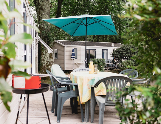 Camping Zelaia - Mobil-home supérieur 4 personnes - Terrasse avec salon de jardin