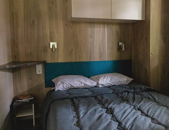 Camping Zelaia - Cabaña de madera para 4 personas - Habitación con cama doble