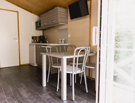 Camping Zelaia - Cabaña Relax para 4 personas - Sala de estar y cocina