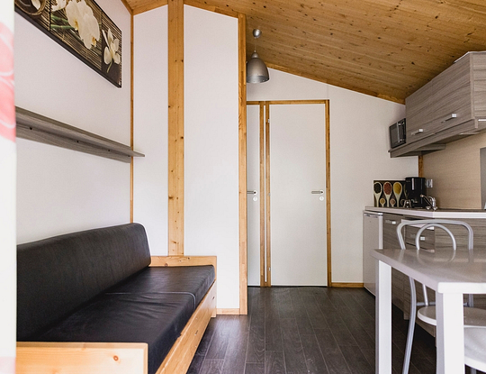 Camping Zelaia - Cottage Détente 4 personnes - Salon avec canapé