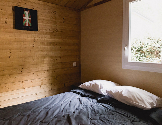 Camping Zelaia - Cabaña Relax para 4 personas - Habitación con cama doble