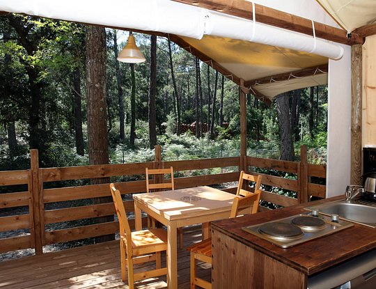 Camping Les 2 Etangs - Cabane Lodge 4p - Cuisine et terrasse