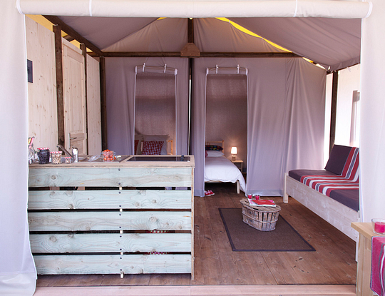 Campsite Les 2 Etangs - Cabane Lodge 4p - Kitchen and living room