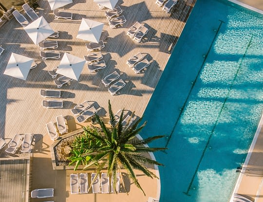 Camping Arnaoutchot - Vue d\'un des piscines et des transats du solarium