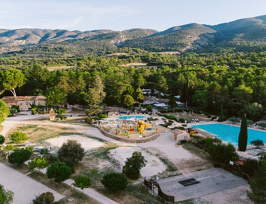 Camping Domaine de Bélézy - Vue aérienne de l\'espace aquatique et de environnement  