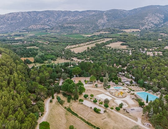 Camping Domaine de Bélézy - Vue aérienne du camping, de son espace aquatique et de ses environs