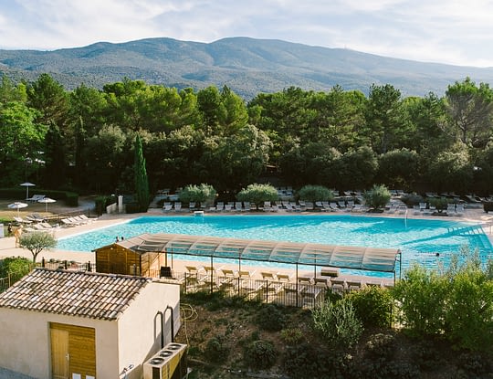 Camping Domaine de Bélézy - Vue d\'une des piscine de l\'espace aquatique