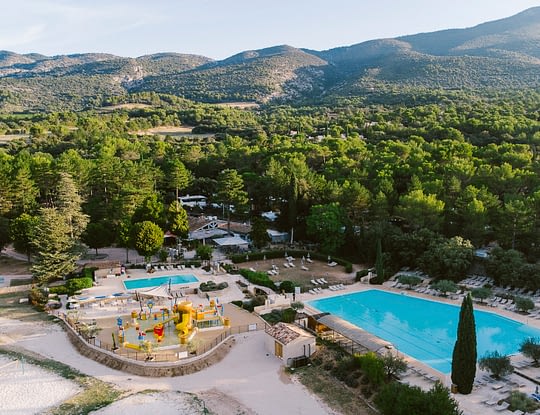 Camping Domaine de Bélézy - Vue aérienne du camping, des piscines et de sa pinède