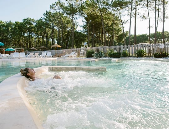 Camping Euronat - Espace aquatique avec banquettes 