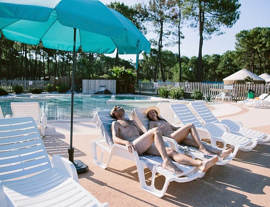 Euronat campsite - Sunbathing area by the swimming pools