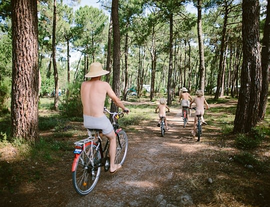 Camping Euronat - Pormenade en vélo dans les allées boisées du camping