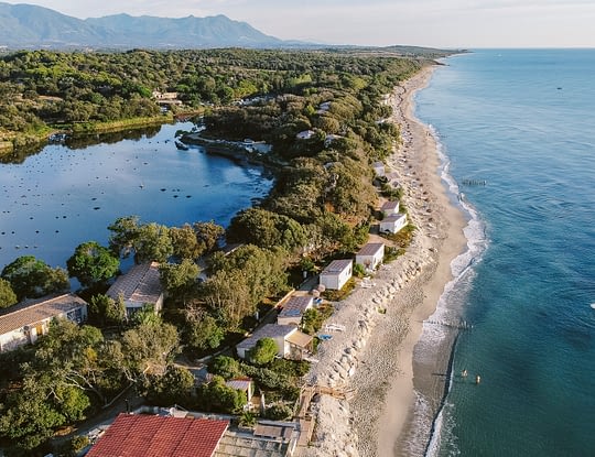 Domaine de Riva Bella Thalasso & Spa Resort - Vue aérienne des hébergementsentre l\'etang et la plage