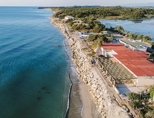 Domaine de Riva Bella Thalasso & Spa Resort - Vue aérienne du restaurant en bord de plage