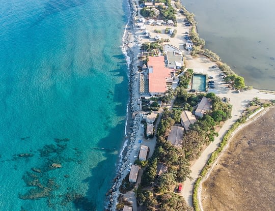 Domaine de Riva Bella Thalasso & Spa Resort - Vue aérienne du restaurant, de la plage et du terrain de sport