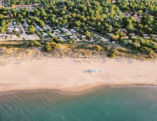 Camping Sérignan Plage Nature - Vue aériene du camping avec accès direct vers la plage 