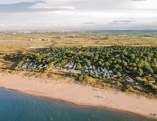 Camping Le Sérignan Plage Nature - Vue aérienne du camping naturiste et de la plage