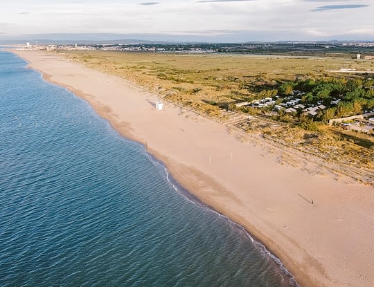 Camping Le Sérignan Plage Nature - Vue aérienne de la plage naturiste avec accès direct depuis le camping