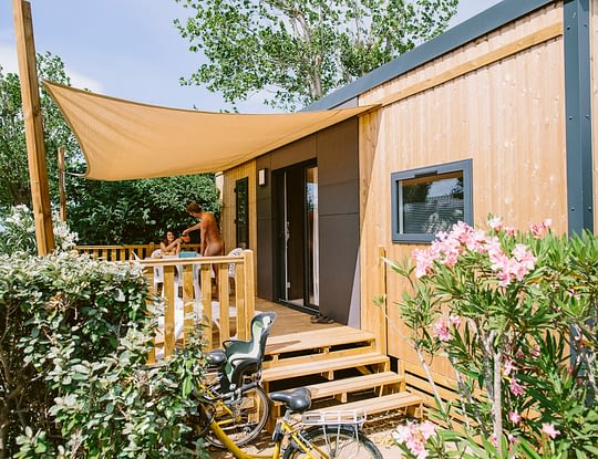 Camping Le Sérignan Plage Nature - Hébergements dans des espaces verdoyant