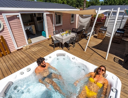 Camping Californie Plage - Hébergements - Mobil-home Caïcos Spa Tribu Premium - 