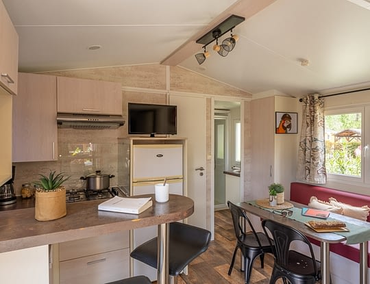 Campingplatz Californie Plage -- Mietunterkünfte -  Mobilheim Cap\'tain Crochet 4 Personen - Ausgestattete Küche und Wohnzimmer