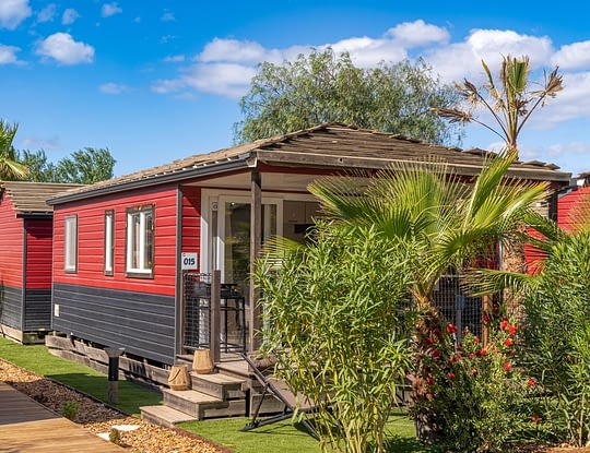 Campingplatz Californie Plage - Mietunterkünfte - Mobilheim Cap\'tain Sparrow Premium - Außenansicht der Mietunterkunft