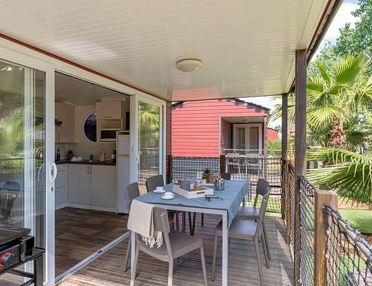 Campingplatz Californie Plage - Mietunterkünfte - Mobilheim Cap\'tain Sparrow Premium - Terrasse und Gartenmöbel